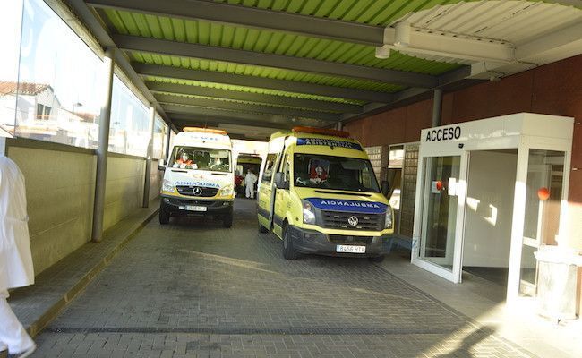 Ambulancias, en la puerta de las Urgencias del Virgen Concha
