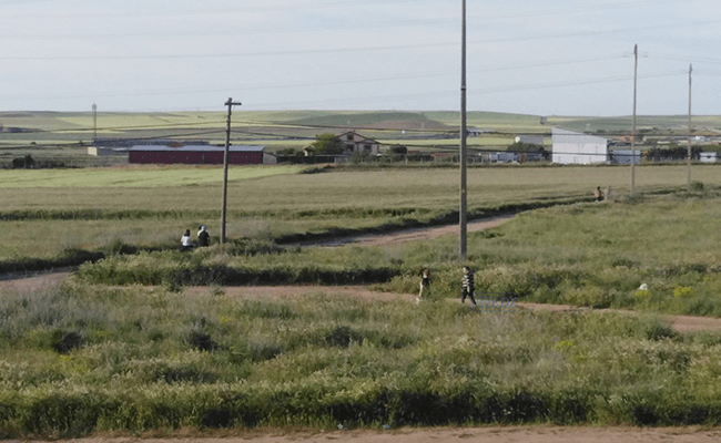Ciudadanos paseando por las afueras de Toro.