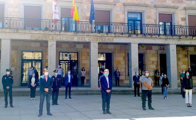 Minuto de silencio, delante de la Subdelegación del Gobierno