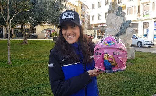 Sara García, posando con su casco