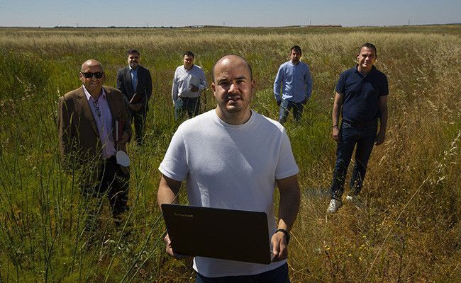 Foto de PG y RG (publicada en El País). En primer plano y de izquierda a derecha, Vicente Merino, Silverio Mayendia, José Antonio Fernández, José Luis Alonso, Carlos Neches y Francisco José Requejo, en los terrenos donde se construirá la planta