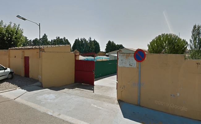 Entrada a las instalaciones de la Piscina Municipal. / Fuente: Google Maps.