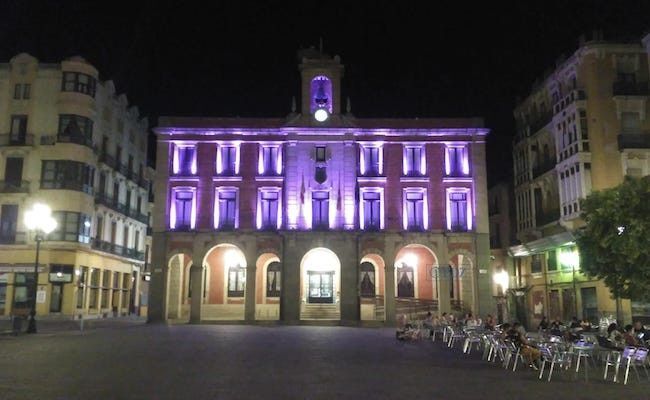 Fachada del ayuntamiento, en morado