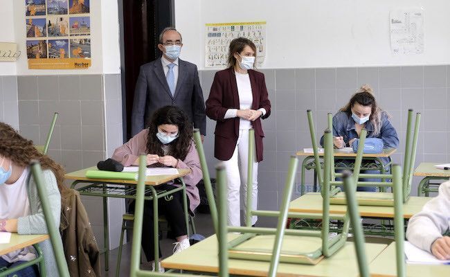 Rocío Lucas, durante la visita el IES Julián Marias