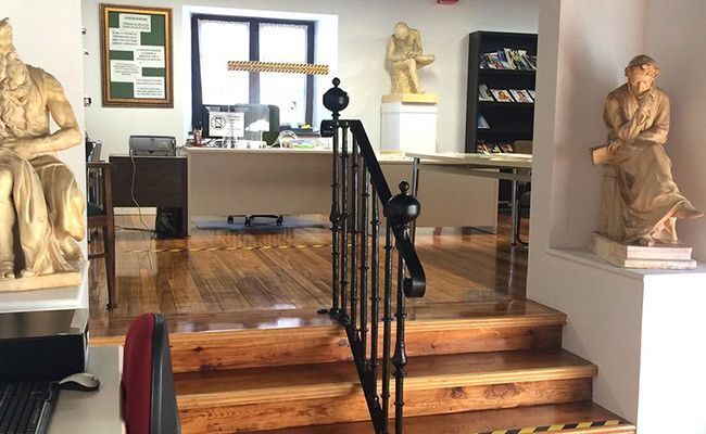 Entrada a la biblioteca con las medidas necesarias. / Fuente: Casa de Cultura.