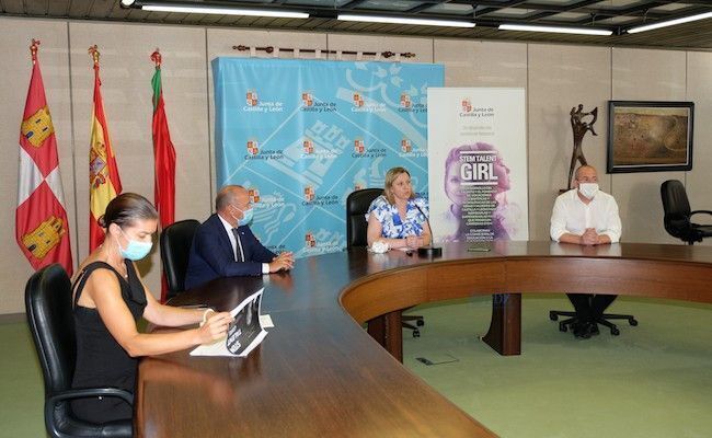 En la delegación de la Junta en Zamora, con Clara San Damián