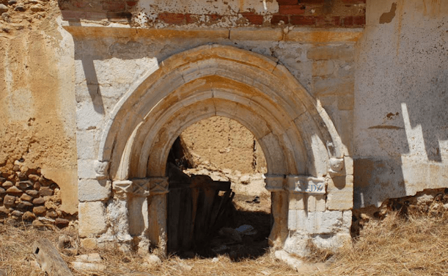 La portada muestra restos de un románico primitivo y rural, de finales del siglo XII.