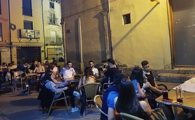 Clientes disfrutan del ocio nocturno en las terrazas.