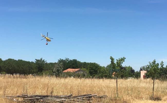 Imagen del helicóptero realizando tareas de extinción (M. R.)