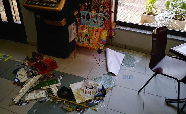 Restos de las máquinas tragaperras y otros desperfectos