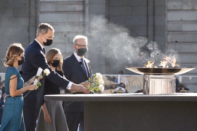 El rey Felipe VI y la princesa Leonor, acompañados por Hernando Fernández Calleja y Aroa López Martín, durante la ofrenda floral