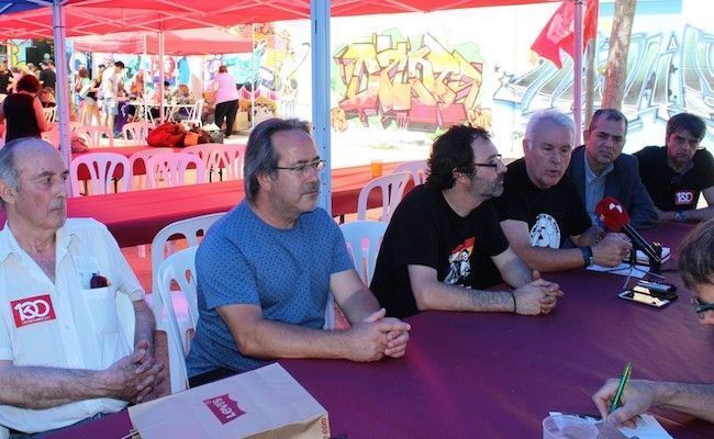 Paco Frutos, el primero por la izquierda en la foto de IU Zamora en su fiesta de 2017