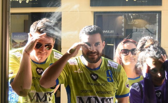 Gesto simpático de Octavio, durante la rueda de prensa del último ascenso