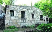 Vivienda situada en el interior de la parcela