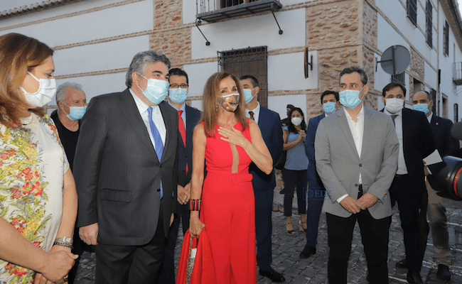 Ana Belén, en su recorrido por la localidad