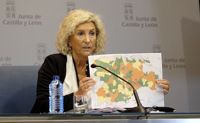Verónica Casado, mostrando el mapa de incidencia en siete días