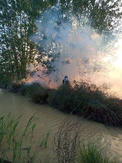 Uno de los bomberos de Rionegro, durante su intervención