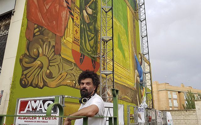 Carlos Adeva durante la realización del mural.