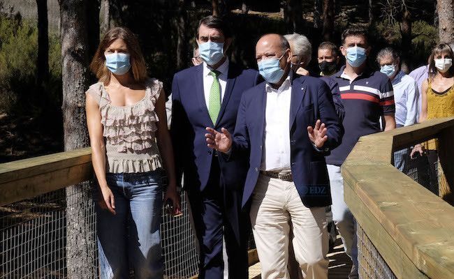 Un momento de la visita, con Clara San Damián y José María Barrios como anfitriones