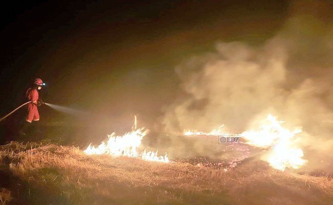 Un efectivo de la UME, trabajando durante la noche