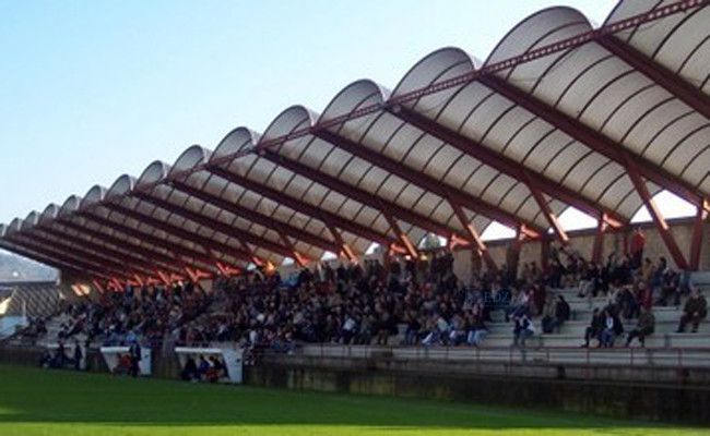 Tribuna principal del estadio del Coruxo