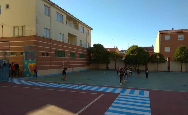 Entrada, con medidas de distanciamiento social, en el colegio