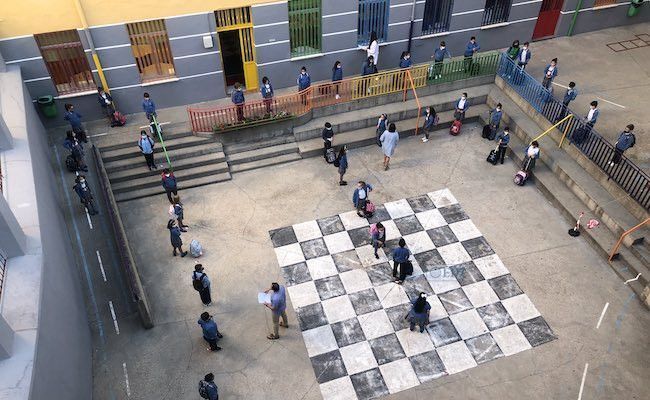 Entrada de los escolares al centro Medalla Milagrosa