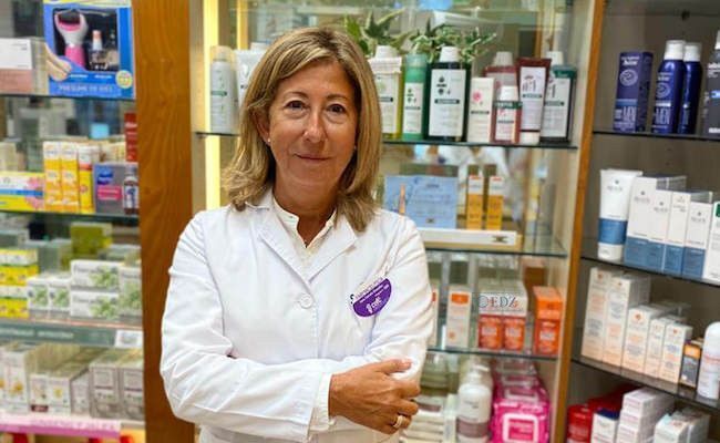 Sara Catrain, en su farmacia