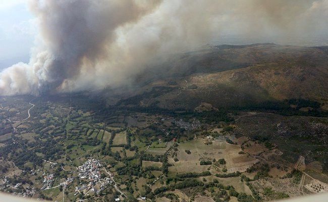 Foto de los medios aéreos que trabajan en la extinción (@naturalezacyl)