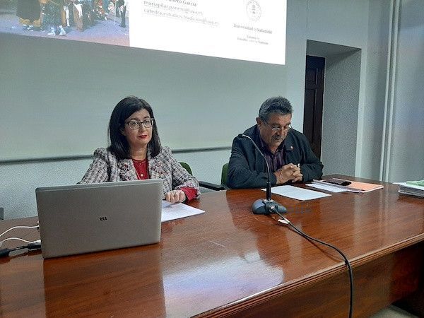María del Pilar Panero durante su conferencia, junto a Teo Alonso