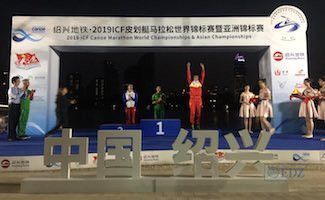 Eva Barrios, recogiendo su medalla