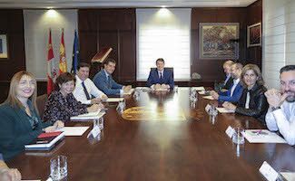 Mesa de negociación entre sindicatos y Junta