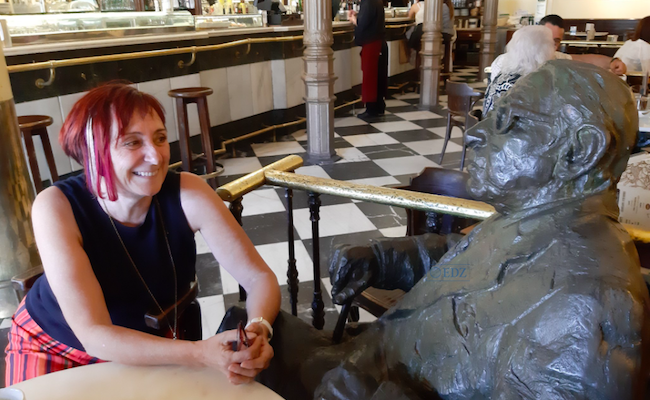 Fotografía de Elia Barceló, visitando a Gonzalo Torrente Ballester, en Salamanca