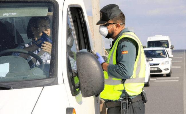 Control de carretera de la Guardia Civil, en cumplimiento de las medidas de contención