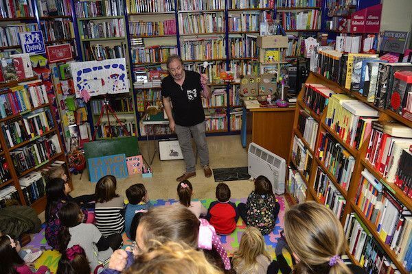 Raúl Vacas, entre cuentos y niños