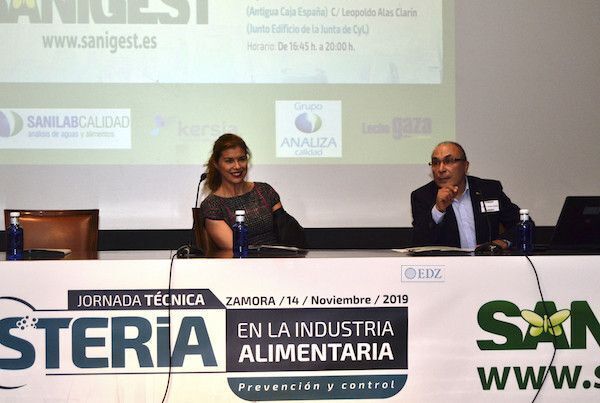 Clara San Damián y Javier A. Ferrero, presentando la jornada