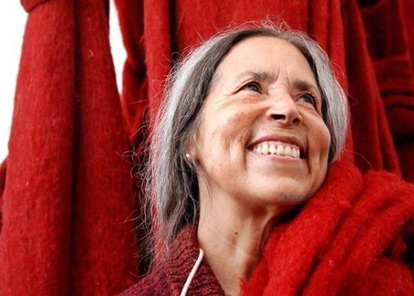 Cecilia Vicuña, con una de sus creaciones