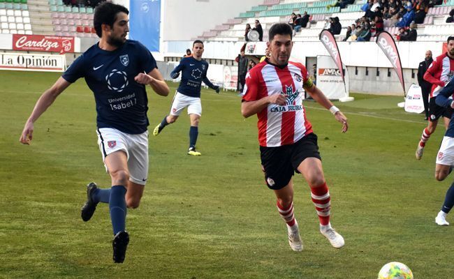 Carlos Ramos disputa un balón a un contrario