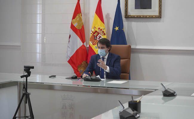 Mañueco, durante la reunión telemática con el sector del turismo
