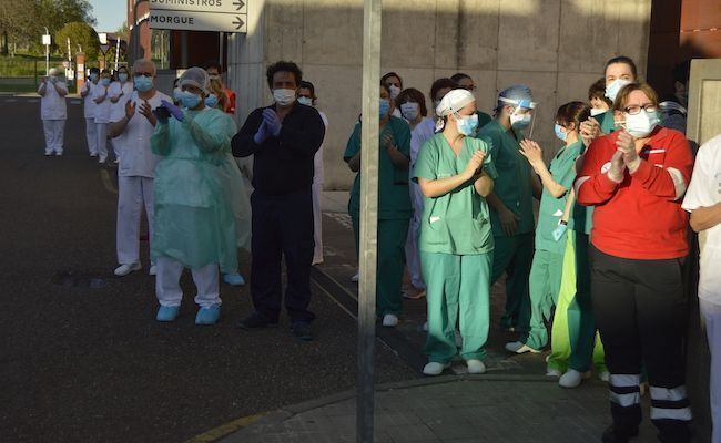 Trabajadores y sanitarios del Virgen de la Concha, en la primera fase de la pandemia