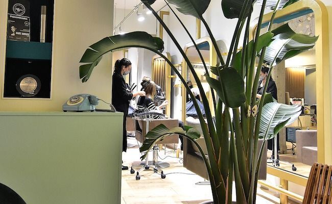 Mayte Garrote, con una de sus clientas (Fotografía: Esteban Pedrosa)