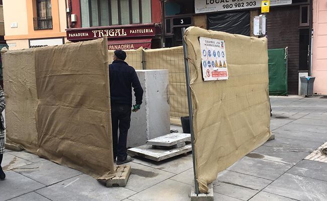 Peana de granito sobre la que se colocará la estatua de Barrón