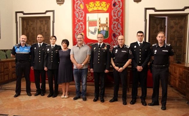 Tomás Antón, entre los participantes en la entrega de galones a los nuevos oficiales el pasado año