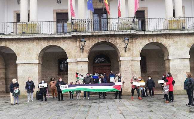 A pesar del mal tiempo y la crisis sanitaria, un grupo de toresanos se concentraron frente al consistorio local