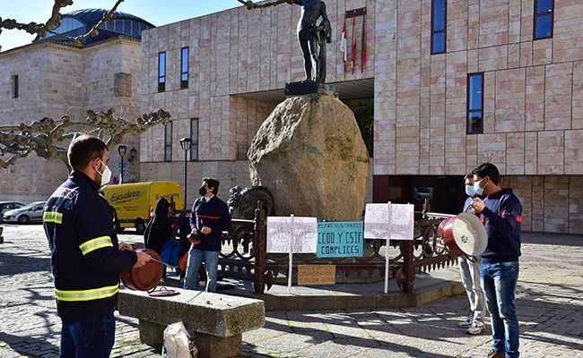 Bomberos, protestando en la plaza de Viriato (Esteban Pedrosa)