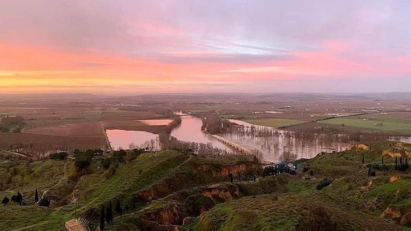 Imagen de Rubén Gil, con la crecida del Duero a su paso por Toro