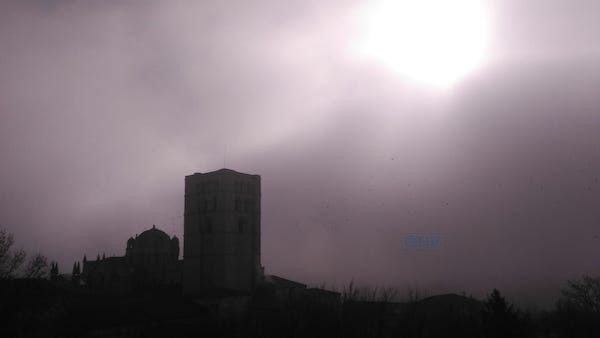 Catedral, entre la niebla