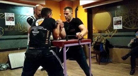 Armando contra Víctor