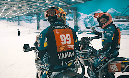 Sara García y Javi Vega, en la nieve con sus motos
