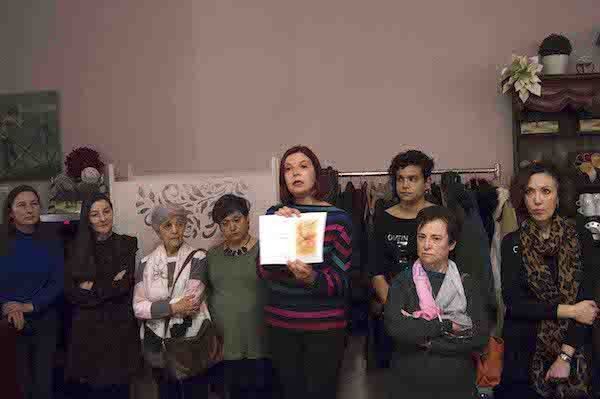 Socias de ZAS, mostrando su trabajo en la guía de cuidados paliativos